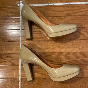 Nude patent platform pumps